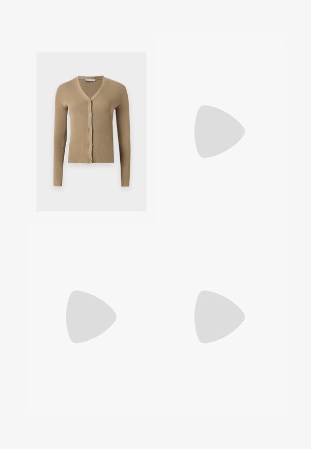 Cardigan beige en maille côtelée avec encolure en V, manches longues et cinq boutons à l'avant.; T-shirt en coton gris clair à manches courtes et col rond avec une étiquette noire visible à l'intérieur du col indiquant "DENIM" et la taille "S."; Jean en denim foncé évasé avec taille haute, présentant des surpiqûres orange et deux poches avant. Texture lisse, finition soignée, design classique.; Sandale pour femme en cuir noir avec fines lanières, une boucle d'orteil, une boucle à la cheville et un talon aiguille de hauteur moyenne sur un fond neutre.