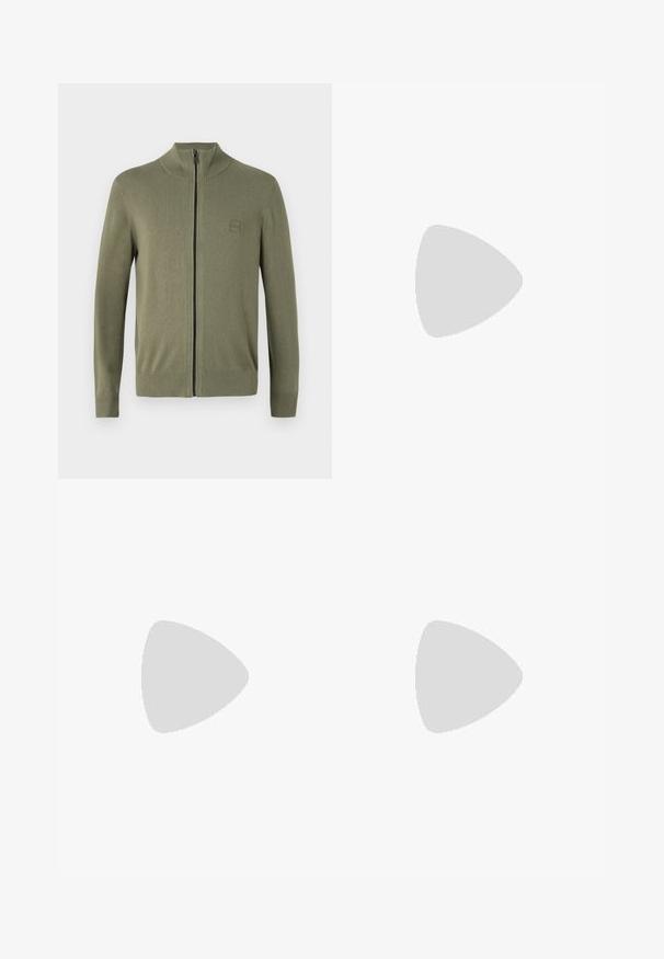 Suéter de cremallera en verde oliva, hecho de un suave material de punto, que presenta un alto cuello y puños y dobladillo acanalados. Incluye un logo discreto.; Camiseta negra de manga corta hecha de algodón con un cuello redondo y un corte holgado. Textura suave, sin patrones ni logotipos visibles.; Pantalones de pana verde oliva con un corte relajado, que presentan pliegues, una cintura elástica y piernas entalladas. Tejido texturizado con costillas verticales.; Mocasín de cuero negro con detalle de tira gris, tacón bajo y suela texturizada, con la marca "HUGO" en oro en el lateral.
