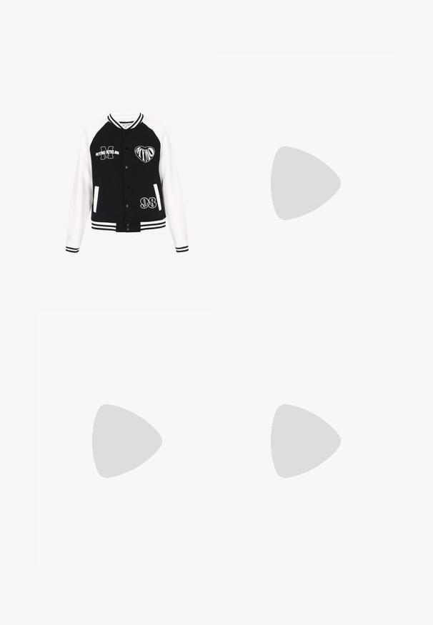 Sort og hvid varsityjakke med broderede grafik, trykknapper og stribede ærmekanter og kant forneden. Har sidelommer og kontrasterende ærmer.; Hvid kort camisole med tynde justerbare spaghetti stropper og en lige halsudskæring.; Blå denimjeans med vide ben og store foldede manchetter i bunden, med forlommer og bæltestropper.; Flip-flop med en beige textureret sål, tynde brune stropper og guldglimmer-detaljer. Letvægtsdesign, der er velegnet til afslappet brug.
