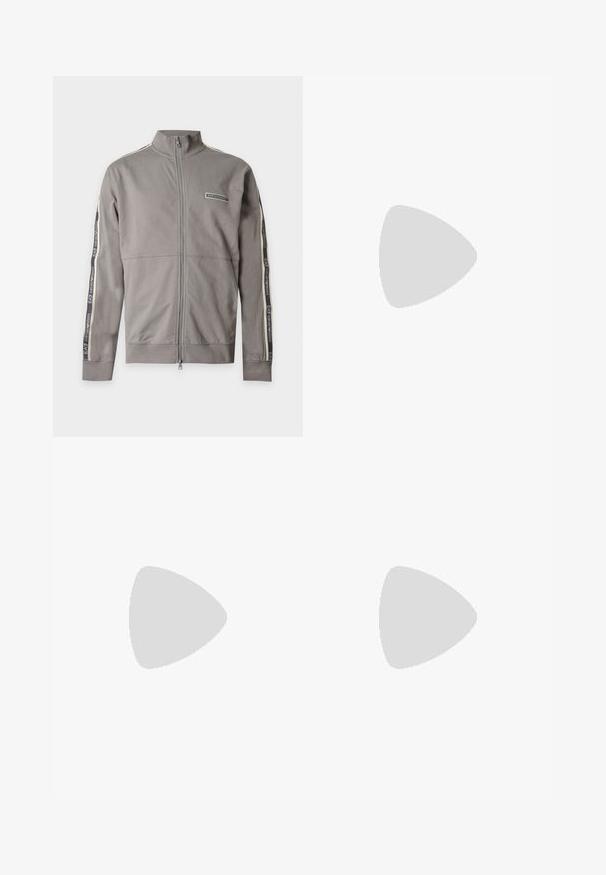 Veste gris clair zippée avec col montant, manches longues avec bandes noires et blanches du logo EA7 Emporio Armani, et petit écusson logo sur la poitrine.; T-shirt noir à manches courtes avec col rond, orné d'un logo Belstaff argenté réfléchissant et d'un emblème ailé centré sur la poitrine.; Jean droit en denim bleu avec passants pour ceinture, bouton à l'avant, braguette zippée et conception classique à cinq poches.; Baskets en cuir noir avec une texture lisse, bout rond et fermeture à lacets. Comprend une semelle en caoutchouc épaisse et un minimum de détails de marque.