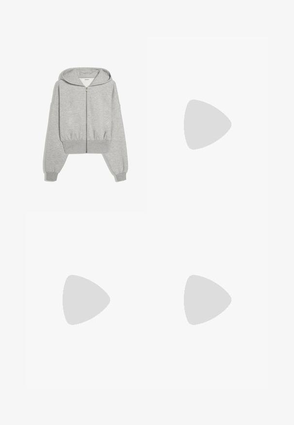 Svetlosivá skrátená mikina na zips s dlhými rukávmi, elastickými manžetami a kapucňou, zobrazená na bielom pozadí.; Čierny crop top s dlhým rukávom vyrobený z mäkkého a elastického materiálu s jednoduchým, priliehavým strihom a širokým výstrihom. Bez vzorov alebo ozdôb.; Sivé široké džínsy s prednými vreckami, pútky na opasok a zapínaním na gombíky, zobrazené na bielom pozadí.; Bielo-béžová bežecká obuv s modrými akcentmi, sieťovinovým zvrškom, polstrovanou podrážkou a šnurovaním, zobrazená z vonkajšej strany.