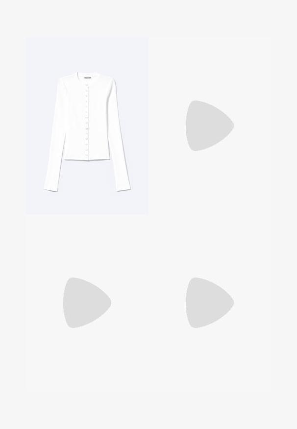 Witte cardigan met lange mouwen en knopen, ronde halslijn en metalen drukknoopsluiting aan de voorkant.; Effen wit shirt met lange mouwen en ronde hals, slim fit, afgebeeld tegen een lichtgrijze achtergrond.; Donkerblauwe wijde denim jeans met opgerolde mouwen, voor knoop en rits, riemlussen en vijf zakken.; Bruine leren enkelboot met zwarte voering, gouden oogjes en een gestructureerde zool. Kenmerkt zich door een cirkelvormig logo aan de zijkant en stikselaccenten.