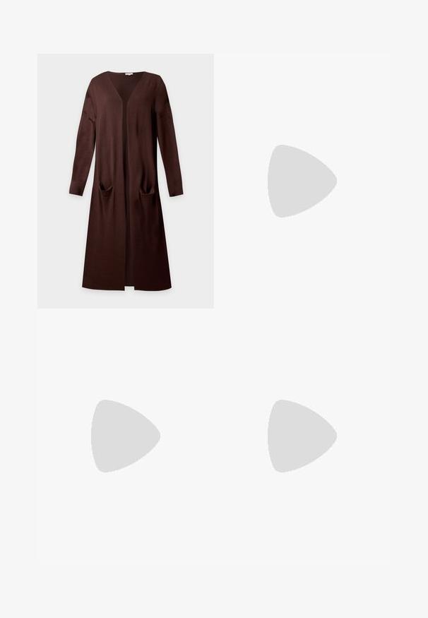 Lang brun åben-front cardigan med lange ærmer og to forlommer, lavet af blødt strikstof.; Hvid kortærmet t-shirt lavet af bomuld, med rund halsudskæring og pufærmer med elastiske manchetter. Simpelt og klassisk design.; Mørkeblå slim-fit denim jeans med frontknap og lommer, vist fra forsiden mod en hvid baggrund.; Brune patenterede læderslingback-sandaletter med spids tå, en tynd hæl og justerbar rem med en lille spænde.