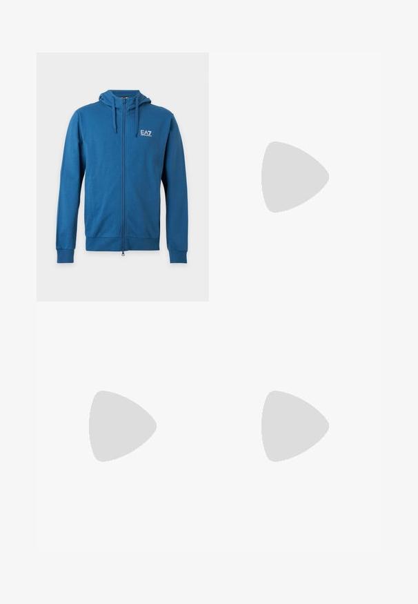 Blauer Kapuzenpullover mit Reißverschluss, Kordelzug an der Kapuze und kleinem weißen EA7 Emporio Armani-Logo auf der linken Brust vor weißem Hintergrund.; Schwarzes T-Shirt mit kurzen Ärmeln und kleinem weißen Emporio Armani Logo und Schriftzug auf der oberen linken Brustseite.; Dunkelblaue Jeans aus Denim mit geradem Bein, fünf Taschen und einem Metallknopfverschluss. Glatte Textur mit dezenten Gebrauchsspuren.; Weiße Ledersneaker mit glatter Textur, runder Zehenform, Schnürung vorne und flacher Gummisohle. Mit eingeprägtem Branding an der Ferse.