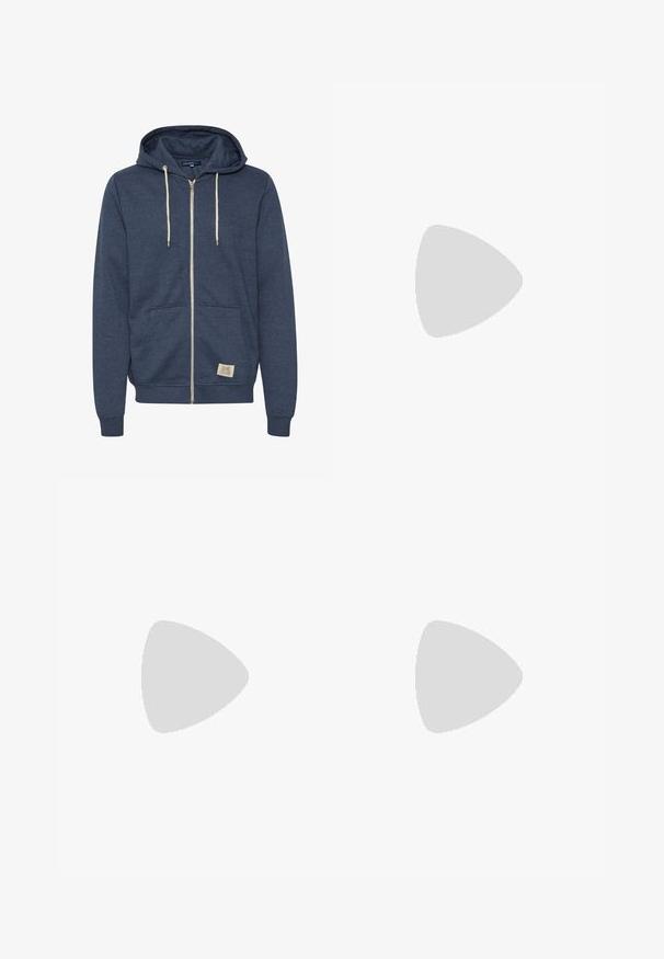 Marineblauer Kapuzenpulli mit durchgehendem Reißverschluss, weißen Kordeln, einer vorderen Kängurutasche und einem kleinen beigen Markenpatch unten vorne.; Weiße langärmlige T-Shirt aus Baumwolle, mit Rundhalsausschnitt und glatter Textur. Keine Muster oder Akzente. Schlichtes Design.; Dunkelblaue Denim-Jeans mit geradem Bein, fünf Taschen, goldenen Nähten und einer glatten Textur. Knopfverschluss an der Taille.; Bordeauxfarbene Lederschuhe mit braunen Gummisohlen, runder Zehenform, weißen Nähten und goldenen Ösen. Das Innenfutter weist eine gelbe Beschichtung auf.
