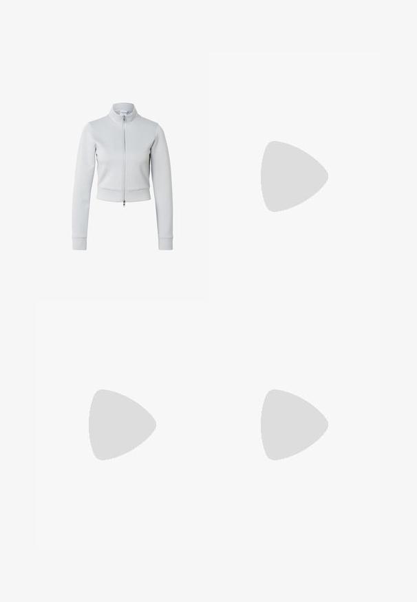Lichtgrijs jack met lange mouwen, staande kraag en ritssluiting aan de voorkant, getailleerd ontwerp, geribbelde manchetten en tailleband.; Witte lange mouw wikkeltop van ribstof met een diepe V-hals en een zijstrikdetail, met een aansluitende pasvorm.; Lichtblauwe denim jeans, recht model, vervaagde gebieden en subtiele slijtage. Voorzien van vijf zakken en een klassieke knoopsluiting.; Bruine lederen instapschoen in mokassinstijl, met decoratieve veters, gouden oogjes en een textuur rubberen zool.