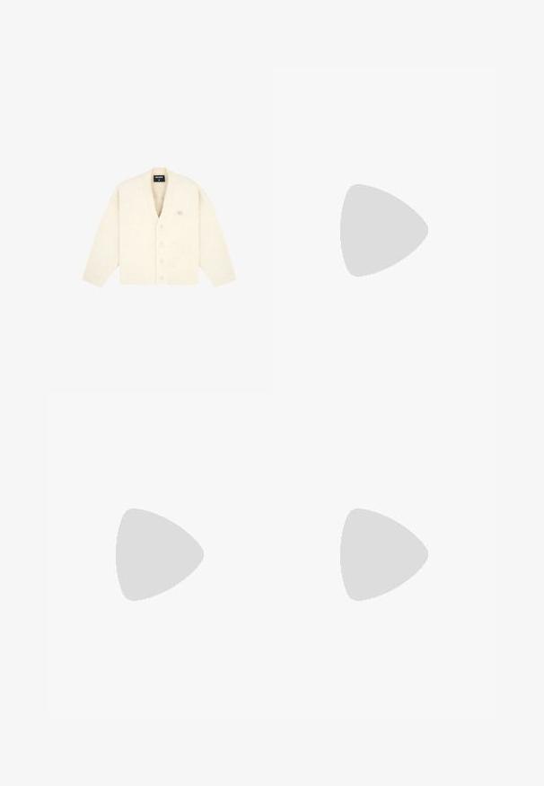 Cardigan de couleur crème en tissu doux, avec un col en V, des manches longues, six boutons et un petit logo sur la poitrine gauche.; T-shirt oversized marron avec col rond et manches courtes, superposé sur des manches longues blanches ; tissu en coton, détails minimalistes.; Jean denim bleu clair taille haute avec jambes larges, poches avant, passants de ceinture et fermeture par bouton et fermeture éclair.; Mocassin penny en cuir marron foncé avec bout moc cousu, talon bas et finition lisse, présenté de profil sur fond blanc.