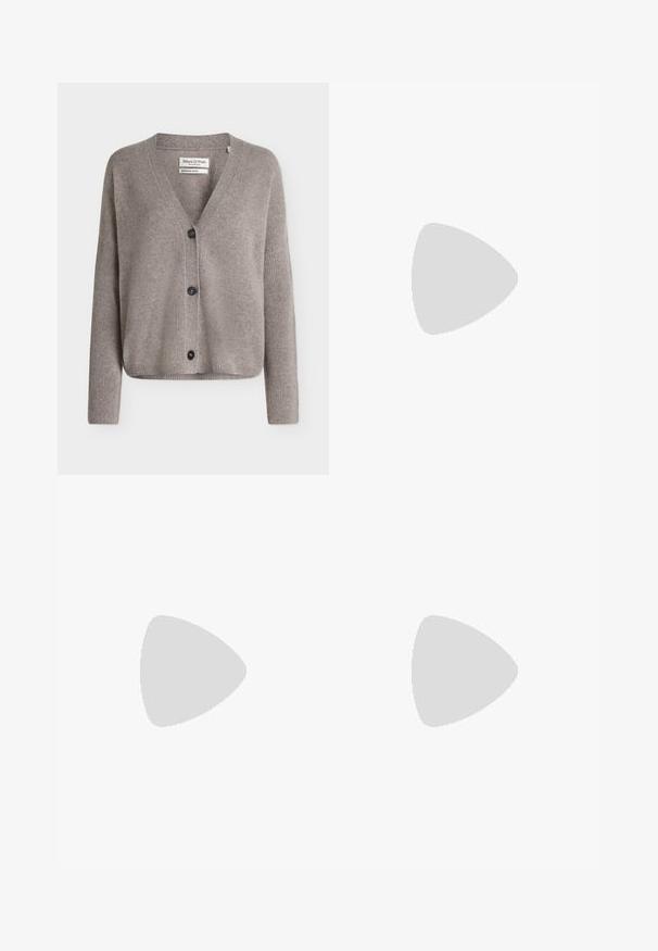 Taupegrijze V-hals cardigan met knopen, lange mouwen en geribbelde boorden van Marc O'Polo.; Mouwloze lichtbeige ribgebreide tanktop met een ronde halslijn en een aansluitende pasvorm. Gemaakt van zacht katoen.; Beige wijde broek gemaakt van zachte stof, met een elastische tailleband met een trekkoord en zijsplitten aan de onderkant.; Witte slipper met een zachte faux fur band, bovenkant van vilt, gevoerd voetbed en een rubberen zool met textuur voor grip. Eenvoudig, rond ontwerp.