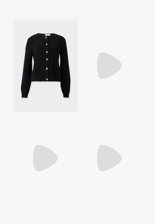 Zwarte gebreide cardigan met lange mouwen, zes zilveren decoratieve knopen aan de voorkant en een ronde hals.; Witte aansluitende T-shirt met korte mouwen, ronde hals en een klein zwart label aan de binnenkant van de kraag.; Zwarte rok met een bloemenpatroon, gladde textuur en een getailleerde pasvorm. Heeft een tailleband en een rechte snit met een lichte flare.; Benen met donkere geribbelde leggings gecombineerd met zwarte ballerina's met kleine strikdetails op een witte achtergrond.