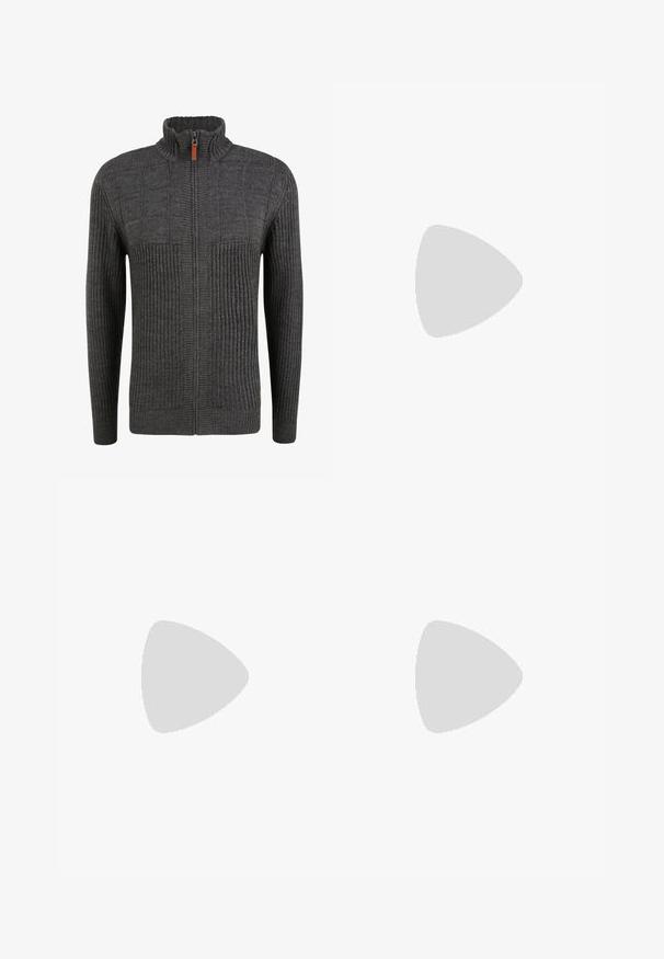 Grau gestrickter Reißverschluss-Pullover mit hohem Kragen, ausgestattet mit einem strukturierten Muster und gerippten Details an den Bündchen und dem Saum.; Schlichtes weißes Kurzarm-T-Shirt mit Rundhalsausschnitt aus Bio-Baumwolle, Marke Selected Homme, Größe Large.; Hoch sitzende Skinny-Jeans aus dunkelgrauem Denim, mit seitlichen und hinteren Taschen, einem vorderen Knopfverschluss und dezenten Ausbleichdetails.; Junger Mann in dunkler Lederjacke und Jeans sitzt auf einem Holzstuhl, lehnt sich mit verschränkten Armen nach vorne und schaut seitlich vor weißem Hintergrund.