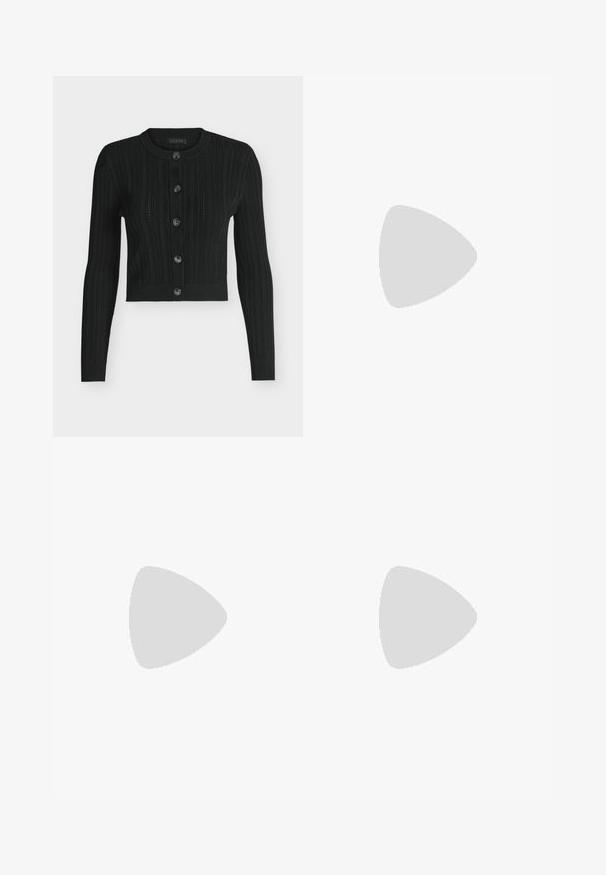 Sort strikket cardigan med knapper, lange ærmer og rund halsudskæring, med lodrette ribmønstre og fem knapper foran.; Hvid ribstrikket tanktop med smalle skulderstropper og en lige halsudskæring, vist på en ensfarvet baggrund.; Sort plisseret nederdel med metalhardware på siderne, lavet af et struktureret stof med en glat tekstur og et enkelt design.; Sort læderballerina med samlet forside og ankelrem. Dekorativt sølvspænde og små hvide sømdetaljer langs sålen.