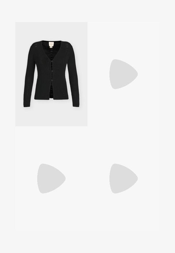 Sort ribstrikket cardigan med lange ærmer, V-hals og tre knapper foran, mærket Calvin Klein på inderkraven.; Langærmet, mørkegrøn kjole med en tætsiddende liv og en samlet, flodende skørt. Lavet af et blødt tekstil. Rund halsudskæring.; Sort læder højhælet sko med spids tå og dekorativ spænde foran, set fra siden på hvid baggrund.; Sort læderhåndtaske med et struktureret design, guldbeslag, branding på fronten, og en aftagelig rem med en dekorativ kvast.