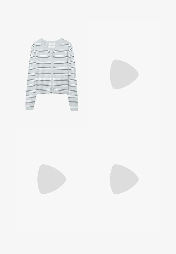 Lysegrå cropped cardigan med tynde sorte vandrette striber, rund halsudskæring og knaplukning foran med lange ærmer.; Simpel hvid kortærmet t-shirt med rund hals og lige kant, præsenteret på en hvid baggrund.; Hvide wide-leg jeans lavet af denim, med høj talje, fem-lomme design, knaplukning og frynset kant. Glat tekstur hele vejen igennem.; Beige lærreds-lavtopsneaker med brun gummisål og vævet kant, snørebånd foran og "Michael Kors" præget på siden af sålen.
