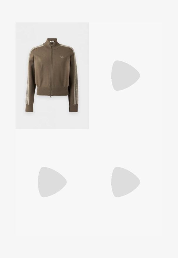 Brun zip-op træningsjakke med høj krave, ribstrikkede manchetter og kant, Adidas-logo på brystet og bløde, hårede striber ned ad ærmerne.; Brun bomulds t-shirt med korte ærmer, rund hals og hvid Adidas-logo centreret på brystet, som har et enkelt design og en afslappet pasform.; Sorte træningsbukser med gule sidelister, elastisk taljebånd, lynlåslommer i siderne og en lille logo på den øvre lår.; Sort lædersportssko med gult tre-stribe design, rund tå, sorte snørebånd og lille logo på siden. Lavprofil silhuet.