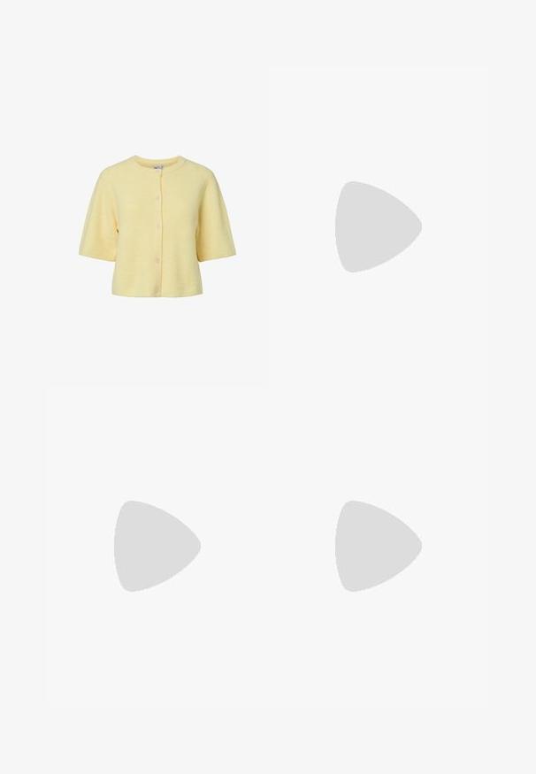 Kortærmet gul cardigan med ribbet struktur, rund halsudskæring og knapper foran. Blødt stof med løs pasform.; Ærmeløs ribbet tanktop i lys gul med rund halsudskæring og mærket sort tag inden i kraven.; Lysgule bredbenede bukser lavet af et tekstureret stof, med en plisseret front og et højt elastisk taljebånd.; Grønne læder loafers med en fletaccent foran, flad hvid sål og glat overflade med et lavprofil design.