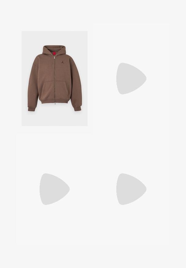 Brun lynlås-hoodie med forlommer, ribstrikkede manchetter og kant samt lille broderet logo på venstre bryst.; Hvid t-shirt med korte ærmer med lyseblå "JORDAN" tekst og lille rød Jumpman-logo centreret på brystet og et lille mærke nær bundkanten.; Brune joggingbukser med elastisk talje og manchetter, justerbar snor med røde ender og lille rødt logo på øverste venstre ben.; Hvide og beige sneakers med net- og ruskindspaneler, grå accenter, rødt logo og orange trækflap. Rund tå og polstret således design.
