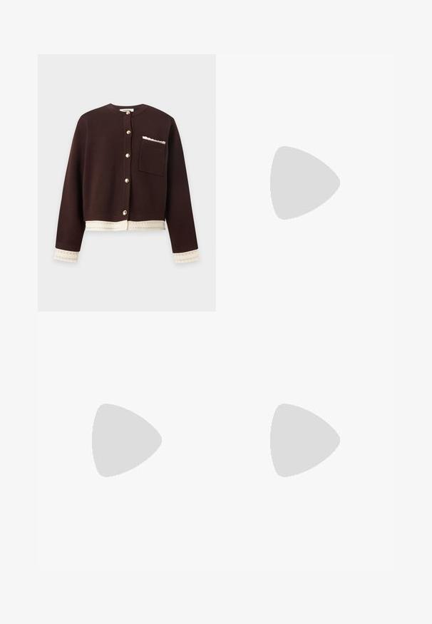Cardigan marron foncé avec bordure en dentelle crème aux poignets et à l'ourlet, boutons dorés sur le devant et une poche poitrine avec détail en dentelle assorti.; Polo en maille noire à manches courtes avec texture côtelée, cinq boutons dorés, col pointu et bordure blanche à l'ourlet.; Jupe couleur crème avec une large ceinture ajustée et une partie inférieure évasée et plissée en tissu lisse.; Mocassins en cuir noir avec une finition brillante, dotés de deux boucles dorées et d'un talon bas. Texture lisse avec un design à bout arrondi.