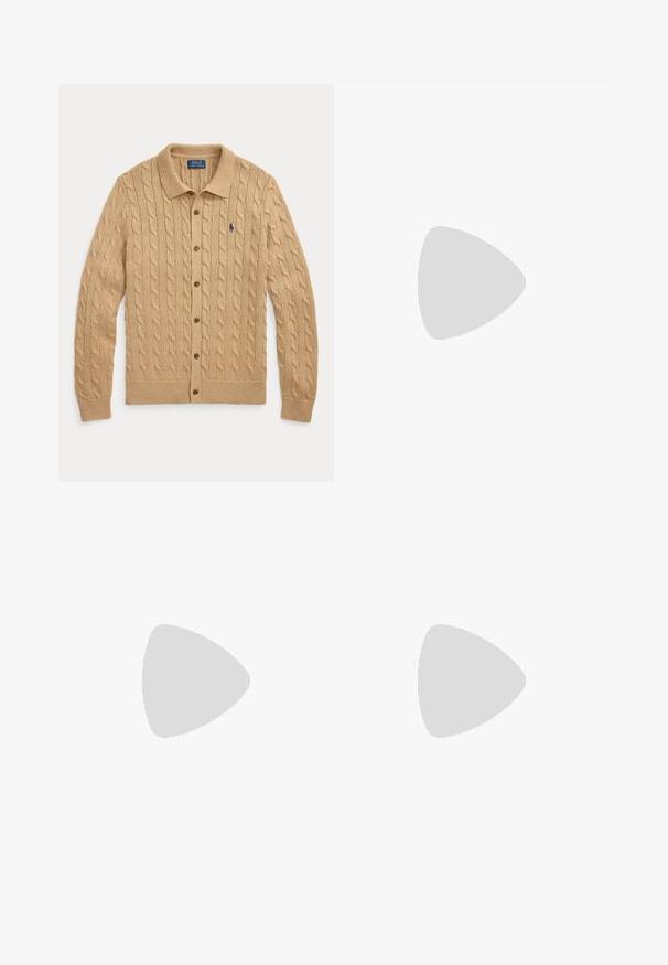 Beige kabelstrikket cardigan med knapper, krave og Polo Ralph Lauren-logo broderet i marineblåt på venstre bryst.; Hvid langærmet skjorte lavet af bomuld med krave og knapper, der har en brystlomme og et lille gult logo på venstre side.; Brune cordfløjlsbukser med lige ben, der har en knaplukning og subtil lodret ribbe-textur.; Brune læder loafers med en flad sort sål, der har en dekorativ frontrem og kvaster. Glat tekstur med subtile syningen detaljer.