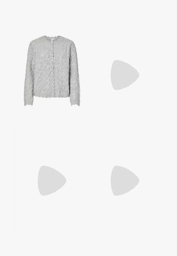 Cardigan gris clair en tricot avec un motif texturé, un col festonné et six boutons argentés sur le devant. Manches longues.; Blouse blanche avec un col, fermeture par boutons et panneau en dentelle florale sur le devant. Manches longues avec des poignets froncés et bords festonnés.; Jupe plissée à carreaux noir et blanc avec une taille lisse et de multiples plis verticaux. Fabriquée en tissu léger.; Chaussure plate en cuir noir avec un orteil pointu, présentant une sangle à boucle métallique sur le cou-de-pied et une semelle basse et flexible.