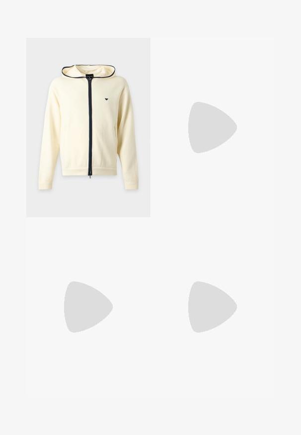 Sweat à capuche crème zippé avec fermeture éclair bleu marine et bordure, manches longues, capuche et petit logo sur la poitrine à gauche.; T-shirt noir à manches courtes avec col rond, grand logo orange "A | X" et texte "Armani Exchange" centrés sur le devant.; Pantalon de survêtement noir à taille élastique, jambes droites et logo Emporio Armani marron sur la cuisse droite en haut.; Baskets basses en cuir noir avec surface texturée, lacets noirs et semelle en caoutchouc épaisse, présentées de côté sur un fond clair.