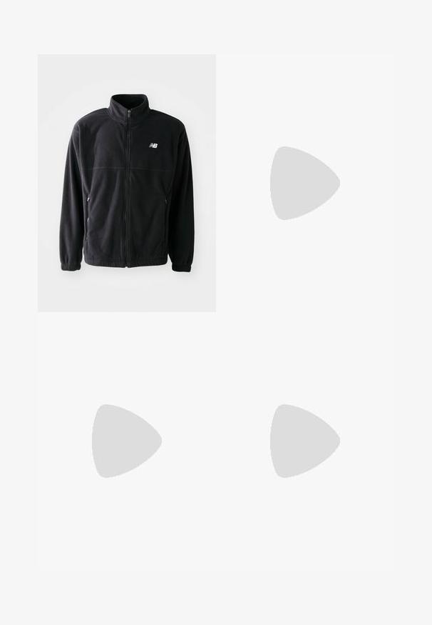 Schwarze Fleecejacke mit Reißverschluss vorne, hohem Kragen, zwei seitlichen Taschen und elastischen Bündchen. New Balance-Logo in Weiß auf der oberen linken Seite.; Graues T-Shirt mit kurzen Ärmeln aus weichem Stoff. Verfügt über einen runden Ausschnitt und ein dezentes, auf der Vorderseite gesticktes Logo.; Helle grüne Jogginghosen aus weichem Baumwollstoff, mit einem elastischen Bund und Kordelzug, schmal zulaufenden Beinen und gerüschten Bündchen.; Schwarz-grauer Nike-Laufschuh mit cremefarbenen Schnürsenkeln, der über einer strukturierten Betonoberfläche schwebt.