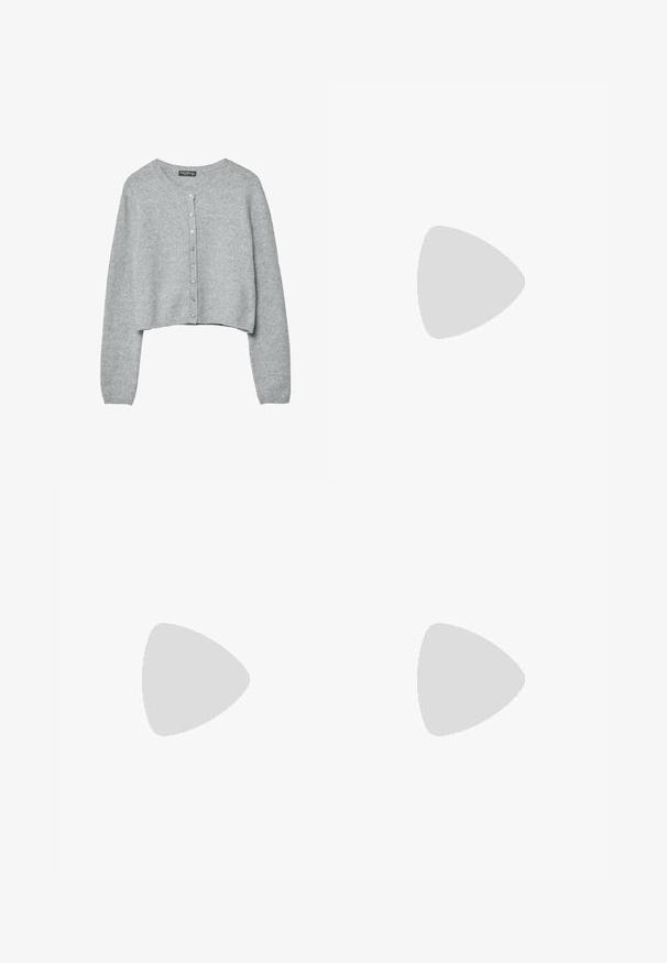Cardigan court gris clair à manches longues avec sept boutons sur le devant, fabriqué en tissu tricoté doux.; Haut sans manches blanc en tissu doux avec un large décolleté et des emmanchures allongées, présentant une texture lisse et un design minimaliste.; Jean blanc taille haute à jambes larges avec fermeture à boutons et zip, poches avant et arrière, et détails en rivets argentés.; Chaussure bateau en cuir marron avec lacets, détails de couture et logo Timberland sur le côté, présentée sur un fond blanc.