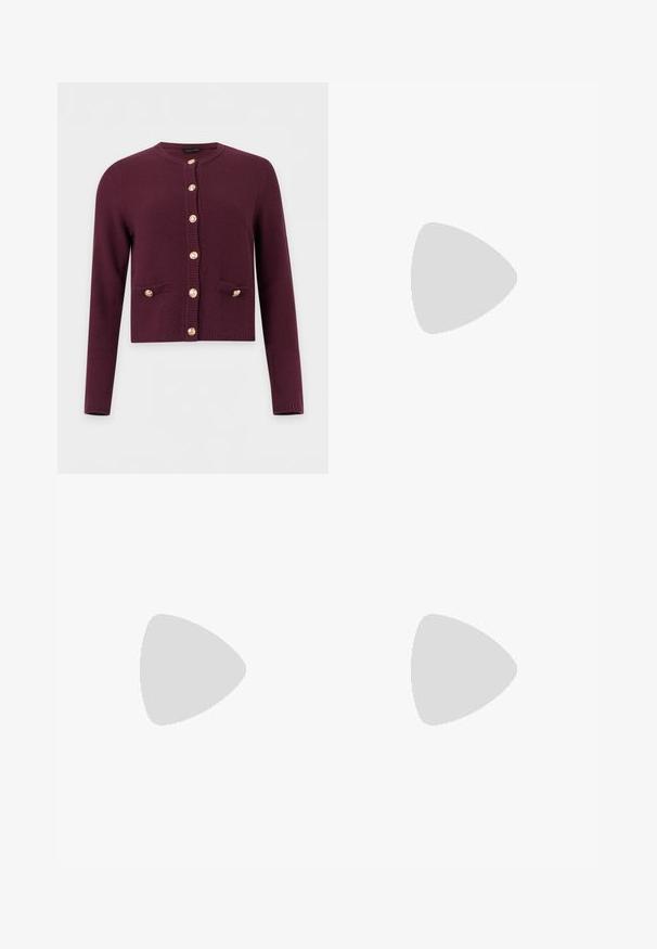 Mørkelilla strikket cardigan med lange ærmer, rund halsudskæring, syv guldknapper foran og to små forlommer med knaplukning.; Hvid kortærmet t-shirt med rund hals, afslappet pasform, lavet af blødt bomuldsstof. Glat tekstur, ingen mønstre eller logoer.; Khaki chinos lavet af en blanding af bomuldsstof, med slim fit, bæltestropper, frontlommer og en enkelt knaplukning.; Burgunderrøde læder Mary Jane-sko med en sort laktoej og tynd ankelrem; båret med mørkegrå ribbede strømper. Lav blokhæl.
