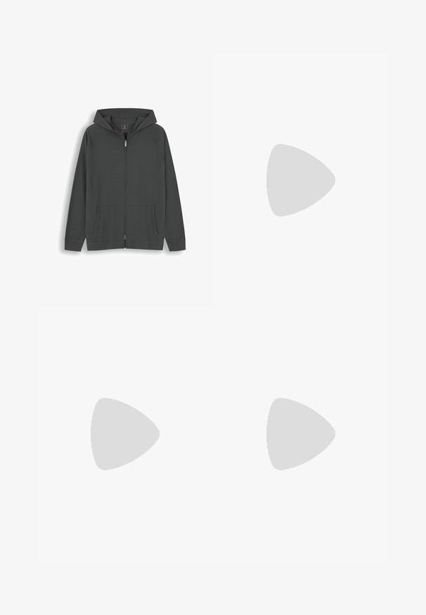 Sudadera con capucha de color gris oscuro con cremallera, mangas largas, bolsillos frontales y capucha, colocada plana sobre un fondo blanco.; Camiseta gris oscuro hecha de un tejido suave y texturizado. Presenta un clásico cuello redondo y mangas cortas con un sutil patrón. Sin logotipos visibles.; Pantalones deportivos de color azul marino oscuro con cintura elástica, cordón ajustable, bolsillos laterales y puños ajustados. Hechos de un material suave y ligero.; Zapatilla minimalista blanca de caña baja con tejido de malla texturizado, suela blanca y panel de ojetes para cordones en color beige claro.