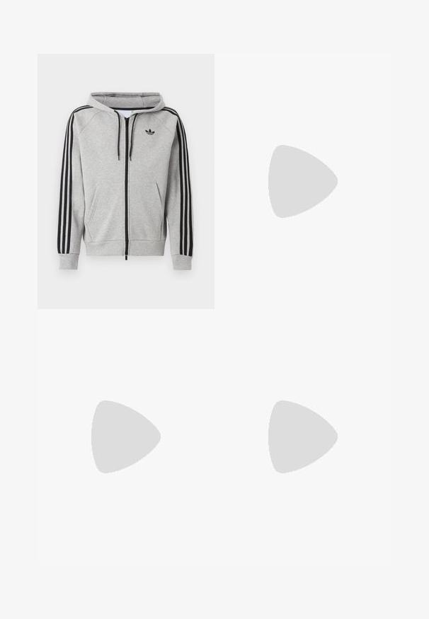 Lichtgrijze zip-up hoodie met zwarte strepen op de mouwen, voorzakken in kangaroostijl, trekkoord in de capuchon en een zwart Adidas trefoil-logo op de borst.; Wit Adidas T-shirt met korte mouwen met marineblauwe drievoudige strepen over de borst en het Adidas trefoil-logo boven de strepen.; Lichtblauwe denim jeans met een hoge taille, ontspannen pasvorm, met twee zijzakken, een achterzak met patch en een knoopsluiting.; Zwarte Adidas-sneaker met witte strepen, blauwe veters en een gumzool die boven een grijze betonnen trede zweeft in zacht licht.