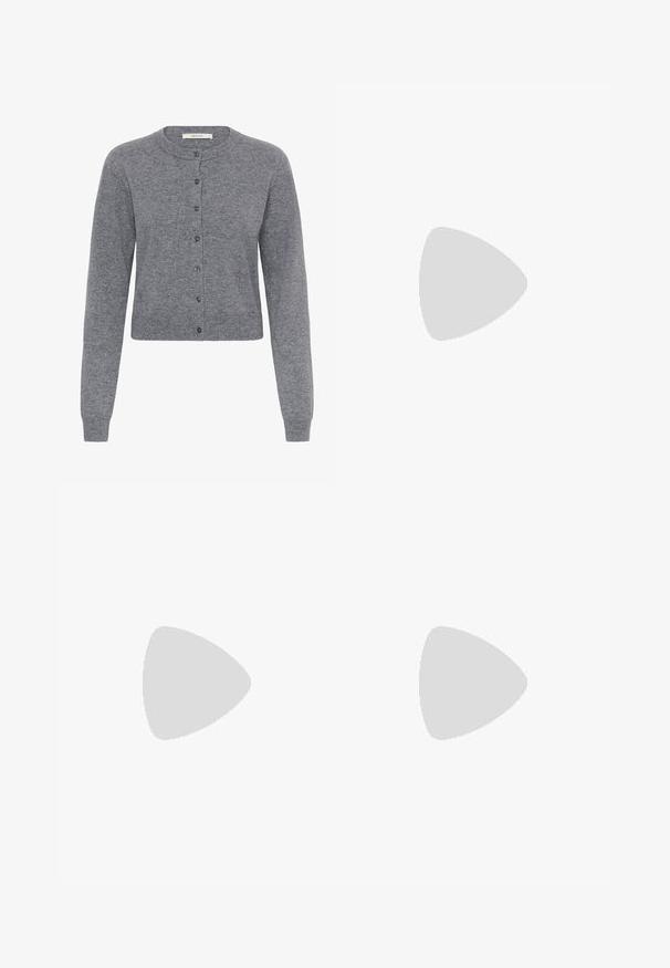 Grå strikket cardigan med lange ærmer, rund halsudskæring og knaplukning foran, mærket Gestuz.; Hvid ærmeløs top med strukturerede skuldre, rund halsudskæring og subtilt præget logo foran i midten.; Mørkeblå bukser med hvide lodrette striber, vide ben, glat stof, bælteløkker og en midtersøm foran for et skræddersyet udseende.; Sort læder flad sko med spids tå og en bred strop over toppen, fotograferet fra siden på hvid baggrund.