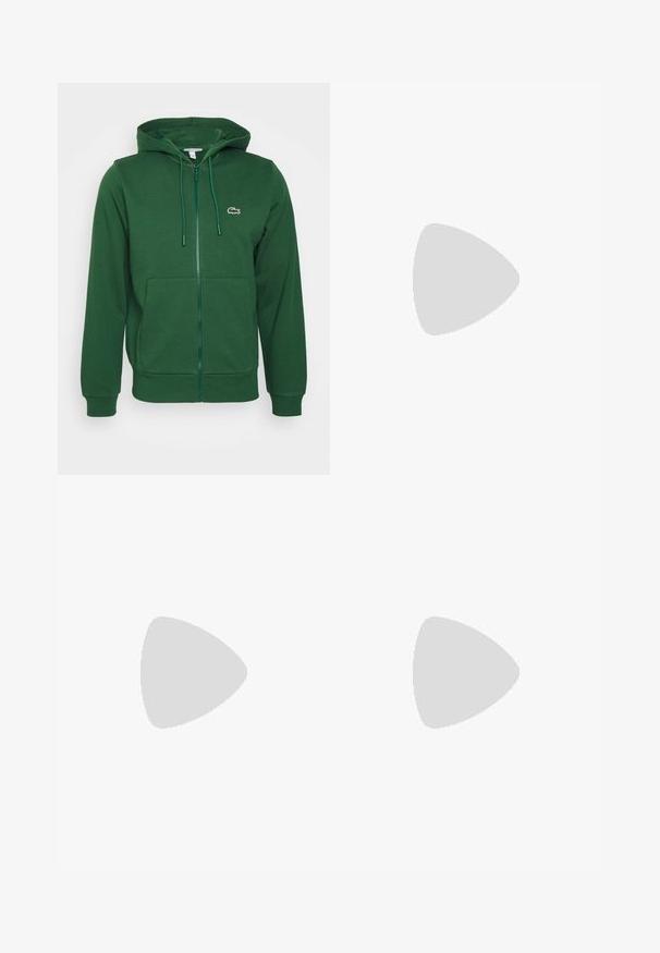 Sudadera verde con cremallera, con bolsillos tipo canguro, capucha con cordón y acento de logo. Fabricada en un material suave con una textura lisa.; Camiseta blanca de algodón con cuello en V, mangas cortas y un pequeño logo de cocodrilo verde en el lado izquierdo del pecho. Diseño simple y ligero.; Pantalones de chándal negros con cintura elástica, puños ajustados y bolsillos laterales tipo cargo. Fabricados con material suave y textura lisa.; Zapatilla deportiva blanca con parte superior de malla texturizada, diseño curvado y suela exterior negra en contraste. Presenta un logo verde bordado en el lateral.