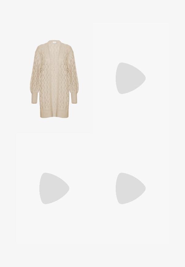 Beige gestrickte Strickjacke mit lockerer Passform, offenem Frontbereich und strukturiertem Spitzenmuster. Mit gerippten Bündchen und Saum. Leichter und luftiger Stoff.; Weißes ärmelloses, geripptes Tanktop mit hohem Rundhalsausschnitt und figurbetonter Form, abgebildet auf einfachem hellem Hintergrund.; Beigeweite Hosen aus weichem Stoff, mit hoher Taille und vorderen Nahtdetails. Lässige und entspannte Passform ohne Taschen.; Beige Wildlederschlappen mit einem weichen, flauschigen Innenfutter aus cremefarbener Schafsleder. Verfügt über eine flache, strukturierte Gummisohle für einen sicheren Halt.