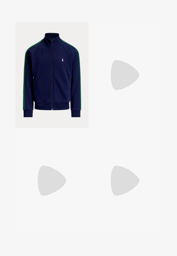 Marineblå trackjakke med lynlås med grønne striber på ærmerne og hvid polo spiller logo på venstre bryst.; Sort bomulds T-shirt med rund hals, kortærmer og et lille rødt broderet logo på venstre bryst. Glat tekstur, klassisk pasform.; Grønne herrebukser med lige ben, forlommer, bæltestropper og knaplukning, vist fladt på en hvid baggrund.; Sort læderloafer med lav hæl og pennyremdetalje, vist fra siden på en lysegrå baggrund.