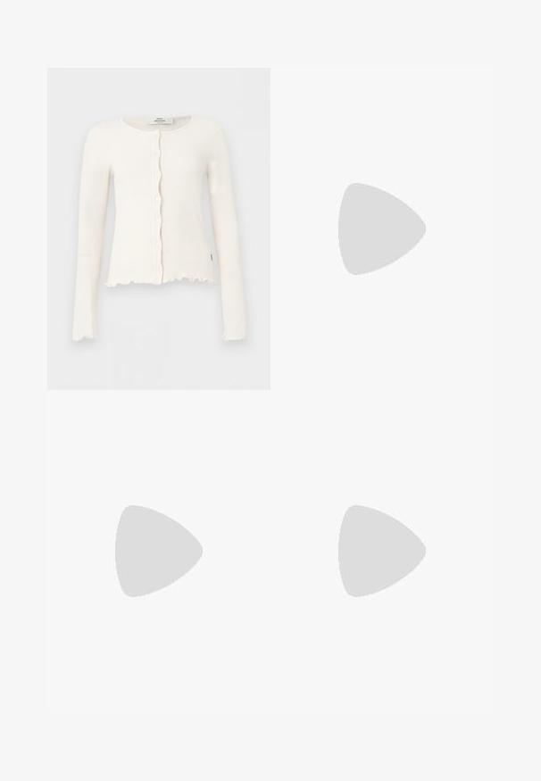 Cardigan à manches longues blanc en maille côtelée avec bords festonnés et boutons sur le devant, présenté sur un fond clair uni.; T-shirt à rayures noires et blanches avec un col rond et des manches trois-quarts. Tissu en coton doux avec une coupe ajustée.; Pantalon rouge à taille haute et jambes larges avec passants de ceinture et fermeture avant dissimulée sur un fond uni clair.; Chaussure plate à bout pointu vert olive avec bride arrière, talon noir bas et finition lisse et brillante.
