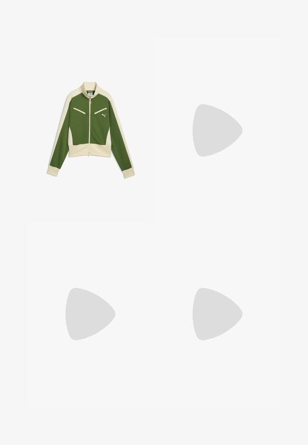 Chaqueta verde y beige con cremallera, manga larga, cuello alto, bolsillos delanteros con cremallera y logo de Puma en el pecho.; Camiseta blanca acanalada de manga corta con escote redondo y un pequeño logo negro de Puma en el centro del pecho.; Pantalones de chándal verde oscuro hechos de una tela suave, con una cintura elástica y costuras laterales, y un pequeño logo en la parte delantera.; Zapatillas de ante en marrón claro con acentos más oscuros, con un diseño de perfil bajo, cierre con cordones y logo de la marca en el lateral.