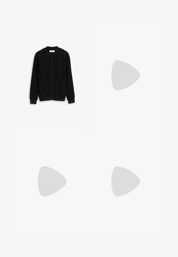 Sort tekstureret lynlåstrøje med ribstrikket krave, manchetter og kant, med to forlommer og et lille logo på brystet.; Kortærmet T-shirt med rund hals i off-white bomuld. Har en afslappet pasform med glat tekstur og ingen bemærkelsesværdige mønstre eller accenter.; Sorte bukser lavet af blødt stof, med en løs pasform, to frontlommer og en knaplukning med en lille talje.; Hvid sneakers med sort sideaccent, brun sål, snørebånd og "Tom Tailor"-logo på siden og sålen.