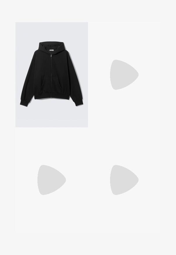 Sort hættetrøje med lynlås foran, forlommer, lange ærmer og hætte, vist mod en ensfarvet lys baggrund.; Hvid kortærmet crewneck T-shirt lagt fladt ud, ensfarvet design, med "WEEKDAY" mærkat inde i kraven på en lys baggrund.; Sorte denim jeans med vide ben, forlommer, bæltestropper og knaplukning, vist på en ensfarvet lys baggrund.; Sorte læder derby-sko med et strømlinet design, rund tå og struktureret gummisål med dybe riller for bedre greb.