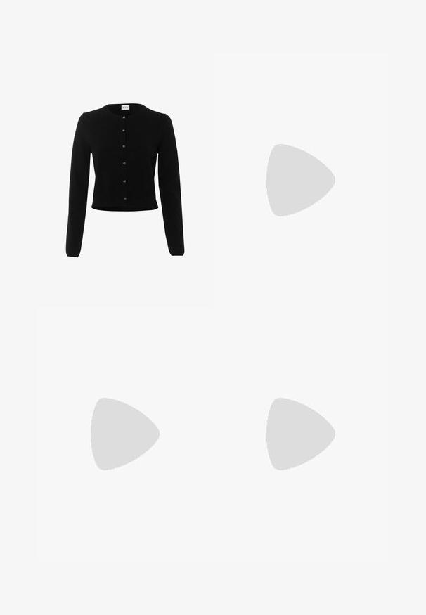 Sort cardigan med rund halsudskæring, lange ærmer og cropped design. Har en knaplukning foran og ribbede manchetter og kant.; Hvid ribbet tanktop med rund halsudskæring og uden ærmer. Strækbart stof og tætsiddende design. Etiketten bagpå viser "GESTUZ."; Sorte denim jeans med lige pasform, fem lommer, kobberdetaljer og en glat tekstur. To mærker synlige på taljebåndet.; Sorte ankelstøvler lavet af glat læder med elastiske sidepaneler, en tekstureret gummisål og kontraststing langs kanten.