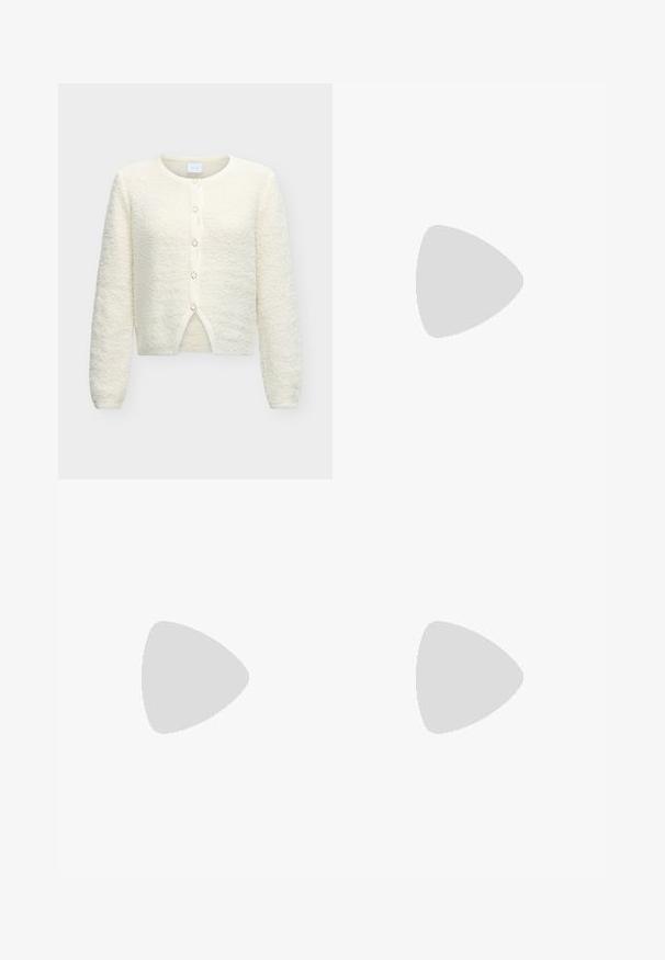 Cardigan med cremet tekstur, rund halsudskæring og fem gyldne ringknapper foran, med en lille frontslids ved kanten.; Hvid peplum-top med korte ærmer, hjertesnitsudskæring og figursyet talje, mærket "Anna Field" synligt indeni kraven.; Sorte bukser med vide ben og høj talje, der har to brune knapper og et glat, tekstureret stof. Ingen mønstre eller yderligere accenter.; Hvide syntetiske flade sko med mesh-struktur, spidse tå og en sidesnor med en rund detalje. Lav hæl og fleksibel sål.