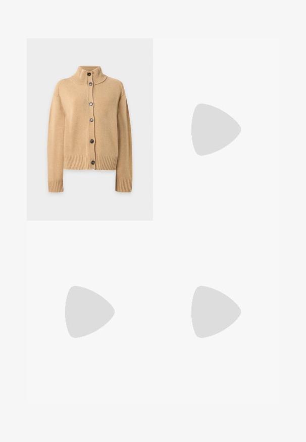 Beiger gestrickter Cardigan mit hohem Kragen, vorderem Knopfverschluss, gerippten Bündchen und Saum, auf einfachem hellem Hintergrund gezeigt.; Hellgraues kurzärmeliges Baumwoll-T-Shirt mit Rundhalsausschnitt und sichtbarem schwarzem Label im Kragen mit der Aufschrift "DENIM" und Größe "S".; Hoch taillierte, weit geschnittene blaue Jeans aus Denim mit vorderen Taschen, Gürtelschlaufen und Doppelknopfverschluss.; Hellbeige Sneaker mit strukturiertem Lederupper, strukturierten seitlichen Einsätzen und einer Gummisohle. Verfügt über ein schlankes, stromlinienförmiges Design und flache Schnürsenkel.
