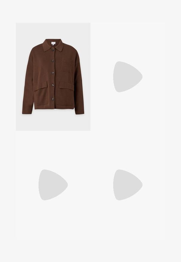 Bruine cardigan met lange mouwen, knopen, kraag en drie opgestikte zakken, gemaakt van gebreide stof, getoond tegen een effen achtergrond.; Bruine trui met lange mouwen en roze gegolfde biezen aan de halslijn, manchetten en zoom, met een kleine geborduurde bloem en bij op de borst.; Bruine op maat gemaakte broek met plooien, riemlussen en elastische boorden, weergegeven tegen een witte achtergrond.; Bruine suède loafer met een ronde neus, contrasterende tan rubberen zool en decoratieve goudkleurige touwveters aan de zijkant.