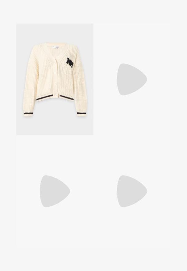 Flødefarvet strikket cardigan med sorte stribede manchetter og kant, knaplukning foran og sorte "NM" bogstaver på venstre bryst.; Hvid tætsiddende camisole med tynde justerbare stropper og lille pink broderet dyrelogo nær kanten.; Beige bomuldsnederdel med en rynket kant, der har et bredt elastisk taljebånd. Let materiale med en blød tekstur og afslappet design.; Ben iført mørke ribbede leggings kombineret med sorte balletsko med små sløjfedetaljer på hvid baggrund.
