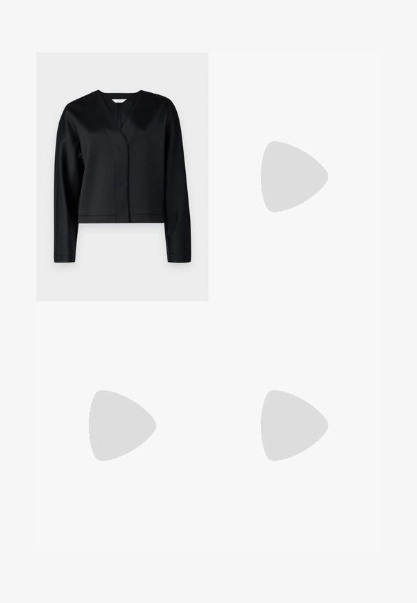 Sort cropped jakke med en glat satinfinish, der har V-udskæring og lange ærmer, rene linjer, og ingen synlige lukninger.; Langærmet skjorte i creme med marineblå vandrette striber, med rund halsudskæring, ribbet tekstur og afslappet pasform.; Striknederdel i sort og hvid med et firkantet mønster, der har en ribbet elastik og en tekstureret overflade. Længde over knæet.; Sort læderballetsko med rund tå, glat tekstur, minimal syning og et fleksibelt såldesign.