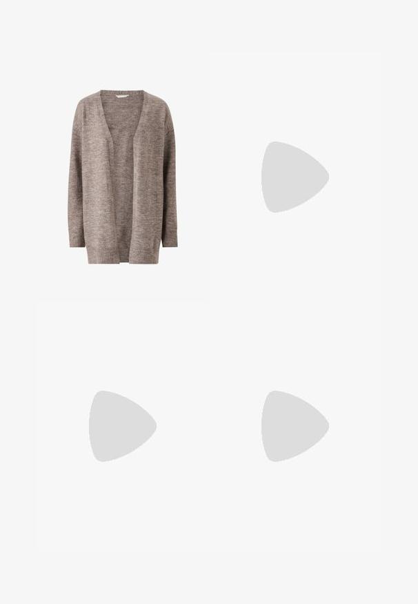 Cardigan de color marrón claro, hecho de un suave tejido de punto. Presenta un escote en V, apertura frontal y mangas largas con puños acanalados.; Top blanco de tirantes hecho de tejido acanalado con escote redondo y diseño sin mangas. Textura suave y corte ajustado.; Pantalones de punto de pierna ancha en un tono marrón claro con una cinturilla y puños acanalados, confeccionados con una tela suave y texturizada. No se ven bolsillos.; Pantuflas de ante marrón con un puño de piel sintética blanca, diseño de punta cerrada, suela plana y detalle de costura visible a lo largo de los bordes.