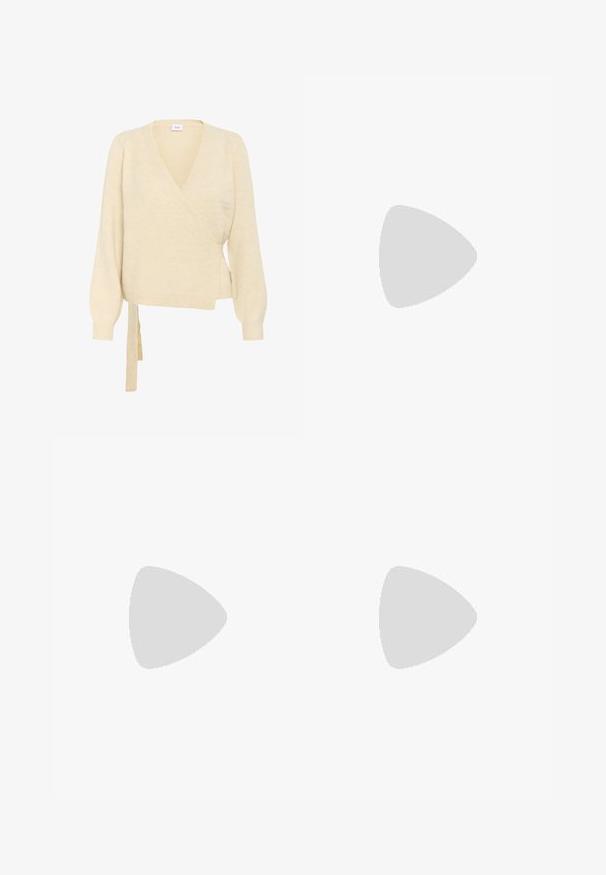 Saint Tropez LARNASZ WRAP - Cardigan - fog; Hvid ærmeløs camisole med tynde stropper og blondekant på udskæringen og kanten, lavet af glat stof.; Tylleskørt i en blød nude farve med et tætsiddende elastisk liv, der har lag af gennemsigtigt, let stof og en glat tekstur.; Beige ruskind ballet sko med en let spids tå, en sløjfe på forsiden og et lille metallic logo på hælen. Flad sål.