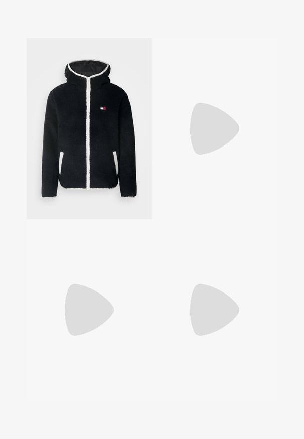 Sort fleecejakke med hætte, med en hvid lynlås og lommer; lille logo i rød, hvid og blå på venstre bryst. Blød tekstur.; Beige kortærmet T-shirt med vandrette hvide, sorte og røde striber hen over brystet og teksten "PIER ONE" på højre side.; Blå denimjeans med lige ben, slidt fordybning, kontraststing, fem lommer og en knaplukning.; Marineblå canvas sneakers med hvide gummisåler, der har koordinerede snørebånd, en brun læderdetalje ved hælen og minimalistiske designdetaljer.