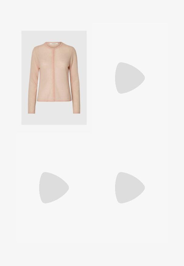 Lichtroze, lange mouwen, vestje met knopen, ronde halslijn, dunne stof en merklabel "Selected" aan de binnenkant van de kraag.; Witte langslijvende cropped crewneck shirt met subtiele reliëflogo op de linkerborst en aansluitende mouwen.; Beige leren shorts met een gladde textuur, voorzien van een aansluitende taille, riemlussen en subtiele stiksels aan de voorkant. Eenvoudig, hedendaags ontwerp.; Lichtroze sportschoen met witte zijstreep en gumkleurige zool, zwevend boven grijze betonnen treden.