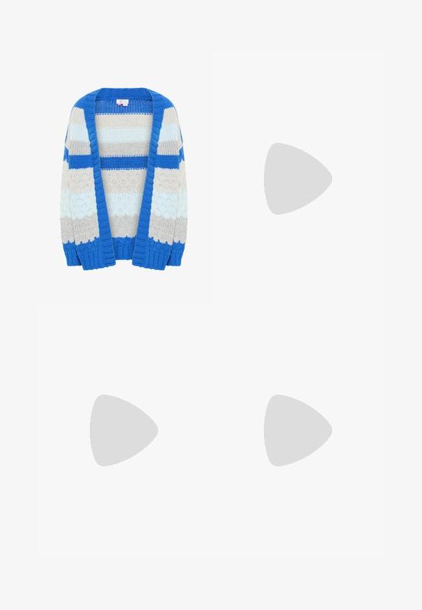 Cardigan tricoté bleu et gris avec un devant ouvert. Il présente des rayures horizontales de différentes nuances de bleu et de crème, en tissu texturé.; Robe transparente multicolore avec bretelles spaghetti ajustables, détails découpés et un ourlet fluide. Le motif abstrait comprend des tons chauds et des accents turquoise.; Bottine en cuir noir avec bout pointu et talon moyen incurvé unique, présentée sur un fond gris clair uni.; Petite pochette rectangulaire avec motif en peau de vache noir et blanc, fermeture éclair noire, sangle détachable en cuir noir et patch logo cousu noir.