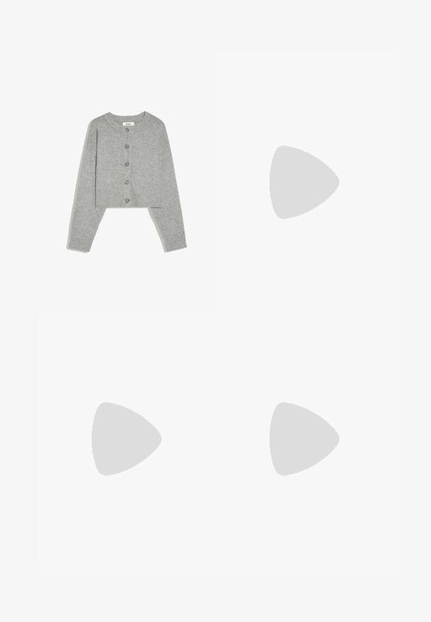 Cardigan court gris clair avec encolure ronde et cinq boutons sur le devant, manches longues et poignets côtelés, posé à plat sur fond blanc.; Haut blanc à manches longues avec un design croisé et une poche. Fabriqué dans un tissu lisse et extensible. Coupé dans une coupe décontractée et ample.; Leggings grises évasés avec une large ceinture douce, fabriquées dans un tissu lisse et extensible. Présentent une coupe ajustée et une longueur cheville.; Bottines en suede marron, à bout rond, avec une doublure douce et une semelle en caoutchouc, présentant des détails de couture visibles le long des coutures.