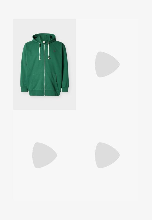 Grøn hættetrøje med lynlås, hvide snore, kængurulommer, ribbede manchetter og et lille rødt logo på venstre bryst.; Grøn T-shirt med korte ærmer og rund hals, med lille rødt Levi's-logo på venstre bryst, vist på en ensfarvet lys baggrund.; Mørkeblå denim jeans med slim fit, fem lommer og en standard taljehøjde. Har synlige syninger og metal hardware detaljer.; Sorte og grå sportssko med mesh og ruskind på overdelen, der har en hvid mellemsål, snørebånd og et iøjnefaldende "N" logo på siden.